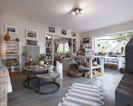 Das Atelier „MeerART för to Huus“ in Langenhorn an der Westküste (Nordfriesland) mit handgefertigten Wohn- und Gartenaccessoires sowie Rahmungen mit maritimen Motiven aus den Reportagen von den Küstenregionen an Nord- und Ostsee // Foto: MeerART / Ralph Kerpa