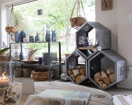 Das Atelier „MeerART för to Huus“ in Langenhorn an der Westküste (Nordfriesland) mit handgefertigten Wohn- und Gartenaccessoires sowie Rahmungen mit maritimen Motiven aus den Reportagen von den Küstenregionen an Nord- und Ostsee // Foto: MeerART / Ralph Kerpa